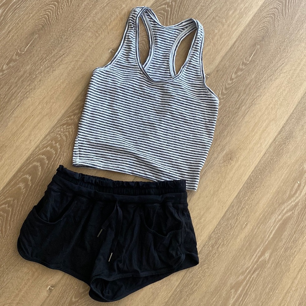 Women’s lululemon Strength & Tone shorts black size 4 running booty shorts
